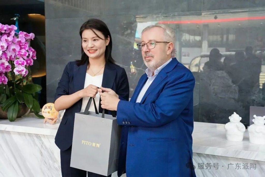 Spanish Consul General Visits PITO to Explore Chaozhou Blue and White Porcelain Heritage (11)