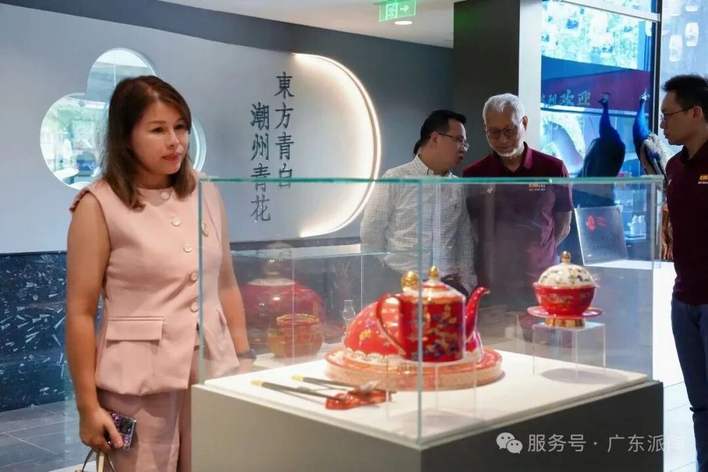 Spanish Consul General Visits PITO to Explore Chaozhou Blue and White Porcelain Heritage (4)