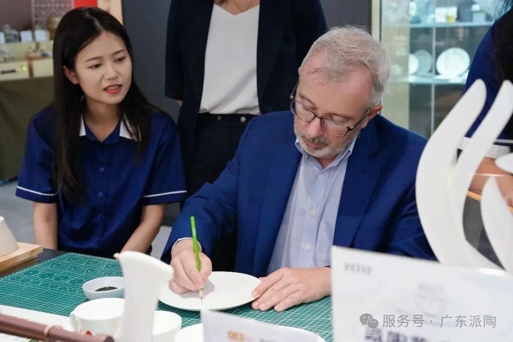 Spanish Consul General Visits PITO to Explore Chaozhou Blue and White Porcelain Heritage (7)