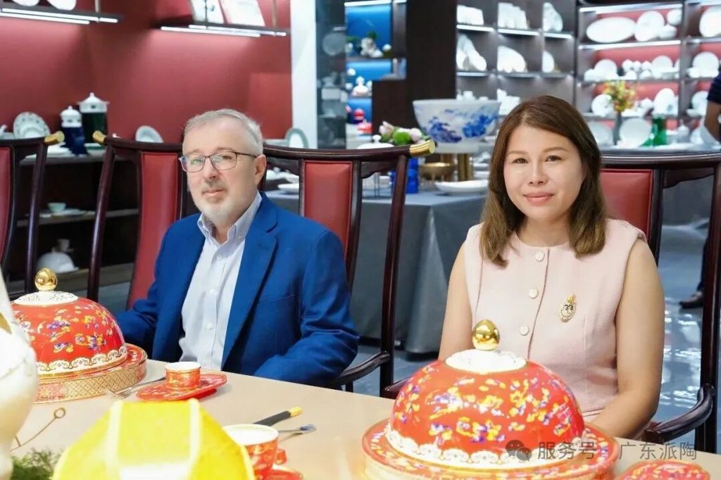 Spanish Consul General Visits PITO to Explore Chaozhou Blue and White Porcelain Heritage (9)