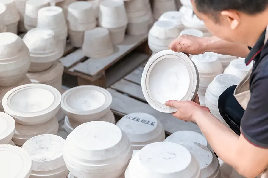 quality control of the ceramic dinnerware